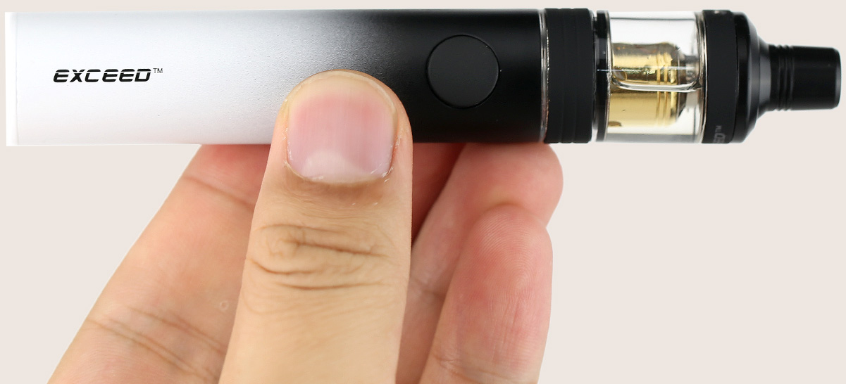 elektronická cigareta v ruke